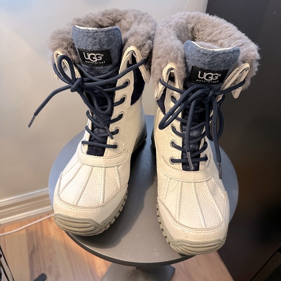 UGG Waterproof Snow Boot Size 7 - Picture 1 of 3